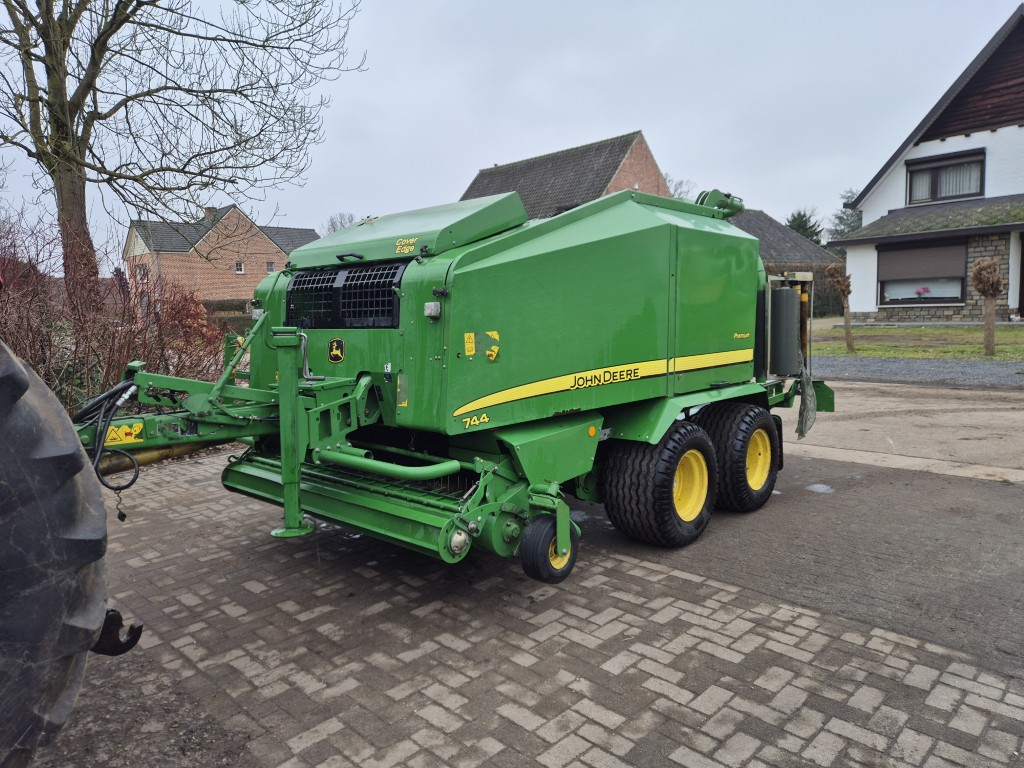 2012 JOHN DEERE 744 PREMIUM